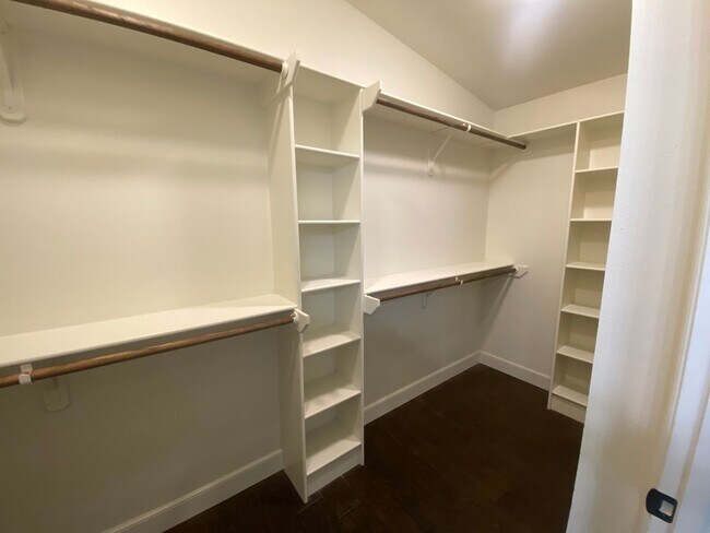 Building Photo - Executive rental on Carrera!  3/2/2