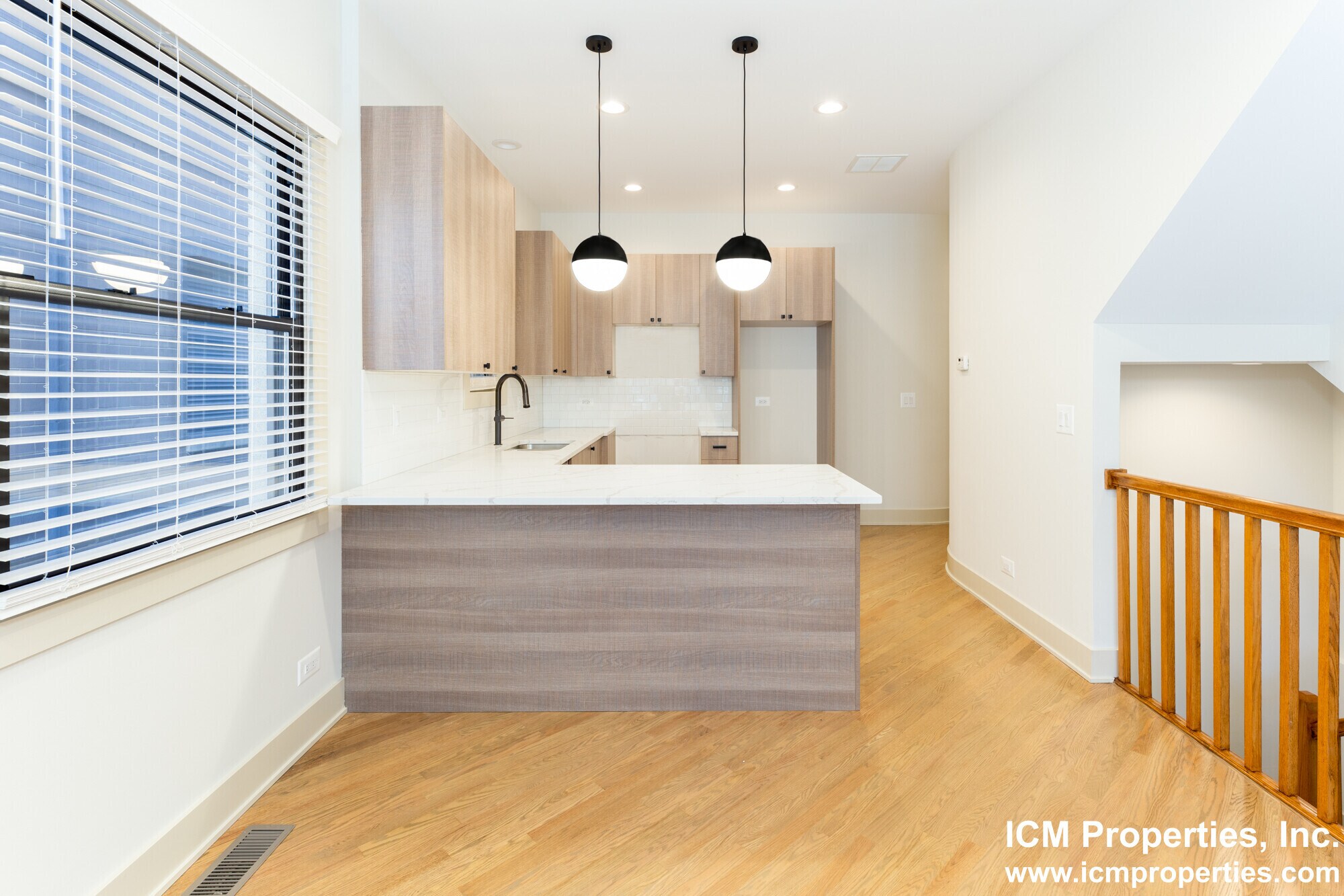 Building Photo - 1322 W Diversey Pky