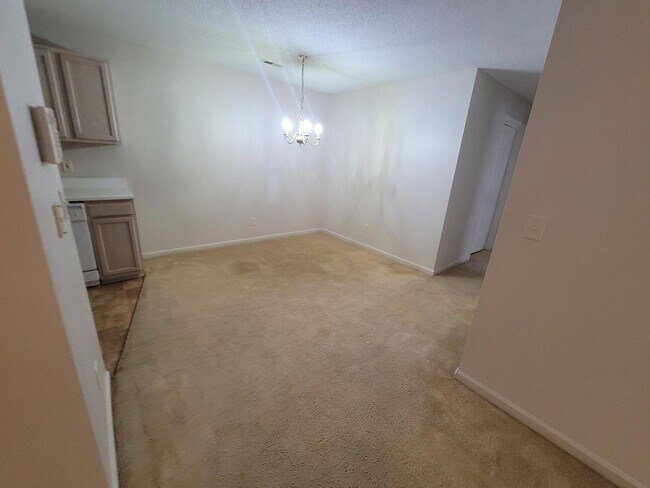 Building Photo - BEAUTIFUL SPACIOUS HOME READY TO MOVE IN !!!