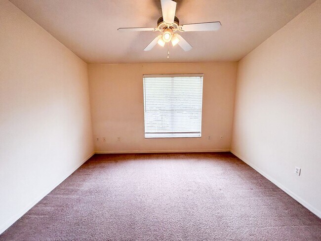 Building Photo - Victoria Station #134