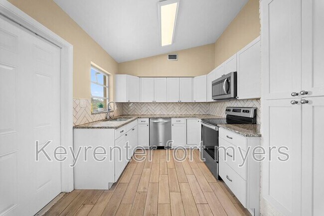 Building Photo - 275 Lakeview Dr