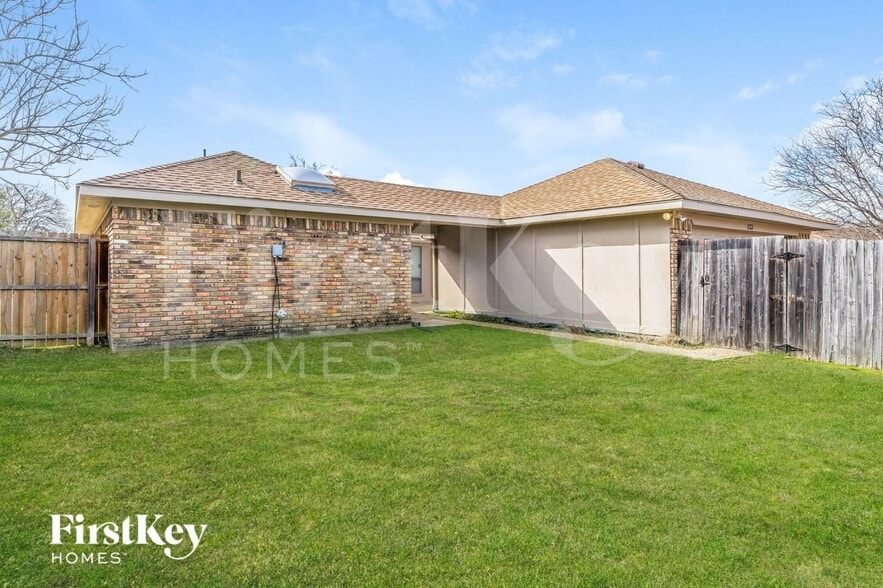 Building Photo - 3941 Los Robles Dr