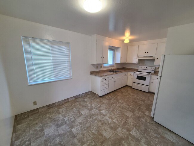 Building Photo - Your New San Leandro Home Awaits: 3-Bed, 1...