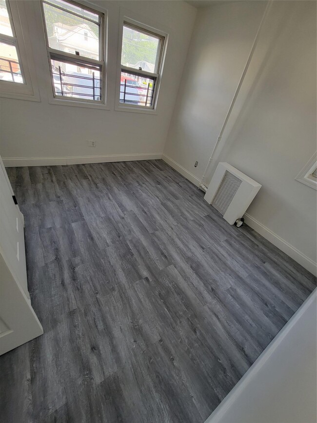 Building Photo - 255 Underhill Ave