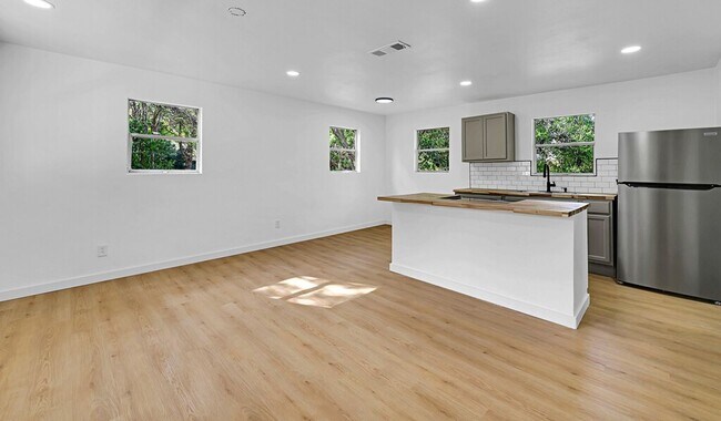 Building Photo - 2809 Parrott Ave