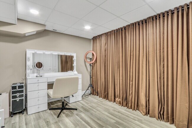 Building Photo - 658 White Ct