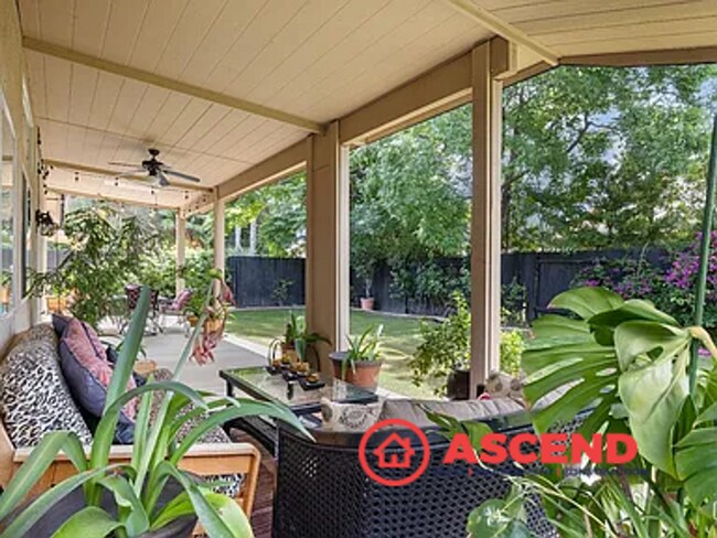 Building Photo - Stunning 4 Bedroom Home Off Brimhall Rd!