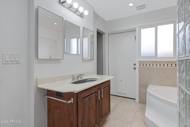 Building Photo - 1627 E Fremont Dr