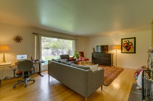 Building Photo - Mercer Island Rambler Available 2/1!