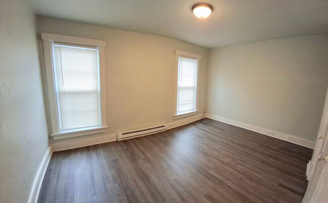 Building Photo - 2 Bedroom 1 Bathroom in Lancaster City!