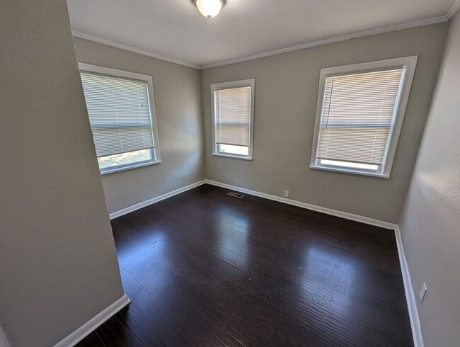Building Photo - Pretty on Penfield - 3 Bedroom, 1 Bath Cha...