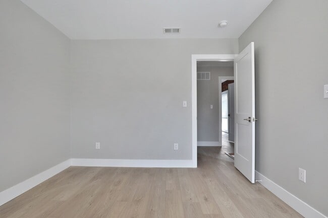 Building Photo - EAST FRANKLINTON ARTIST DISTRICT!  SUNNY N...