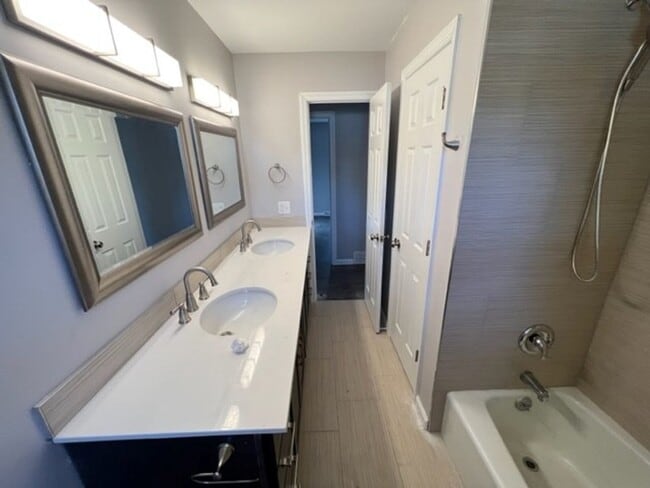 Building Photo - 3 Bed 1.5 Bath home **Available May***