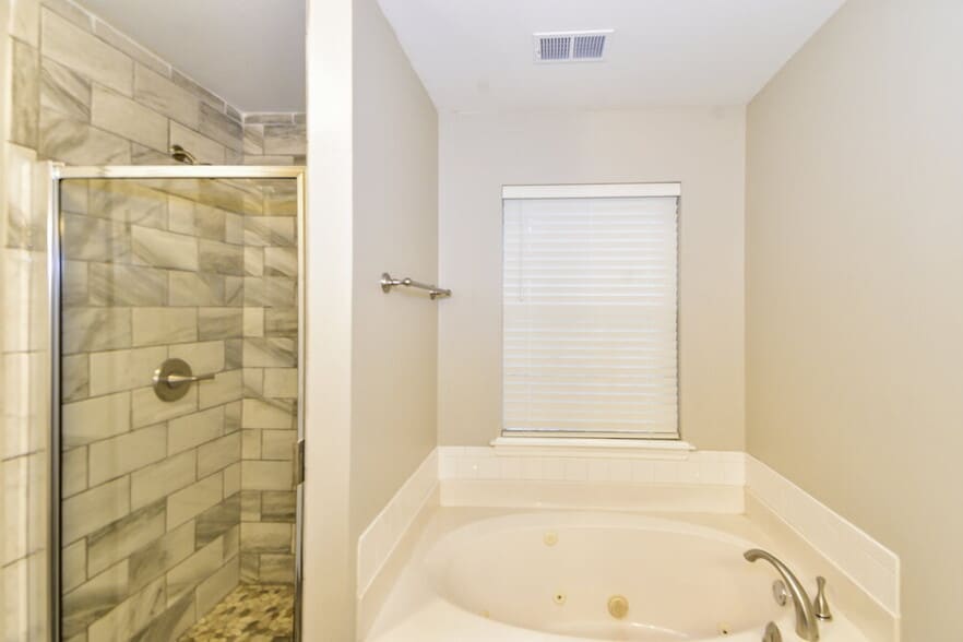 Building Photo - 5885 Southridge Dr