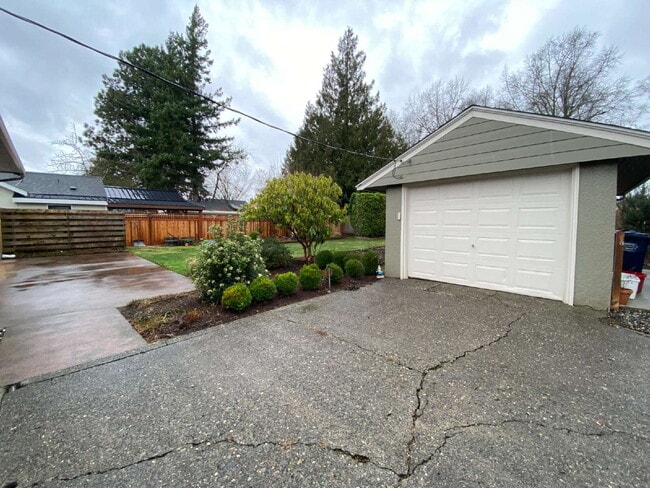 Building Photo - Charming 3-Bed, 2-Bath Gem with Fully Fenced Yard in Lynden