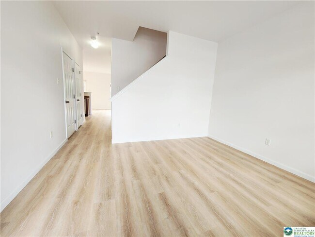 Building Photo - 937 King Way