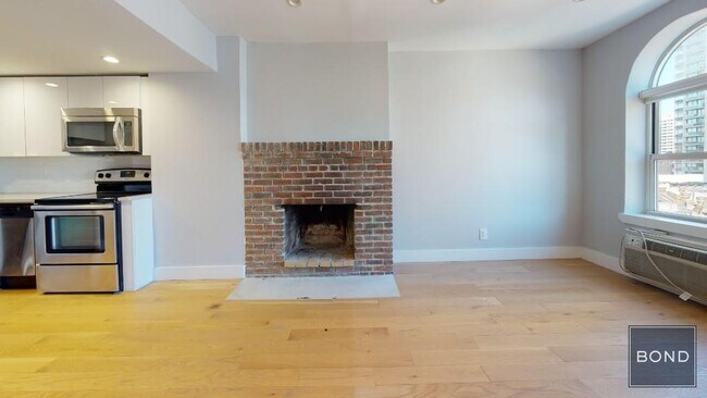 Building Photo - 402 E 83rd St