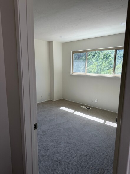 Building Photo - 2038 Ascot Dr