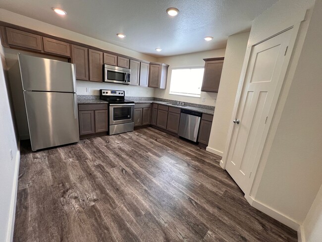 Building Photo - 3 Bedroom 2.5 Bathroom now available in Sp...