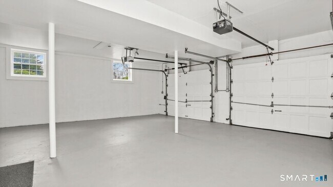 Building Photo - 519 E Putnam Ave