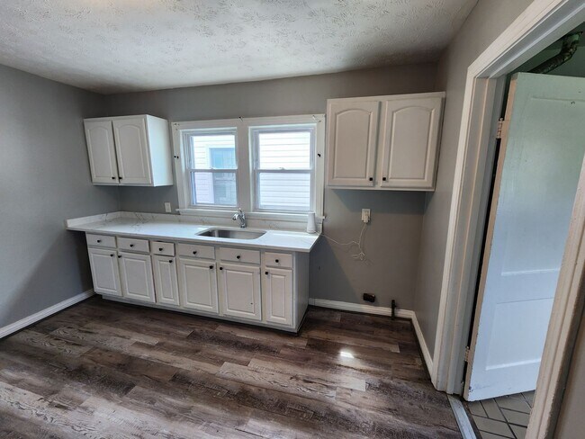 Building Photo - Charming 2 bedroom 1 bath home with recent...