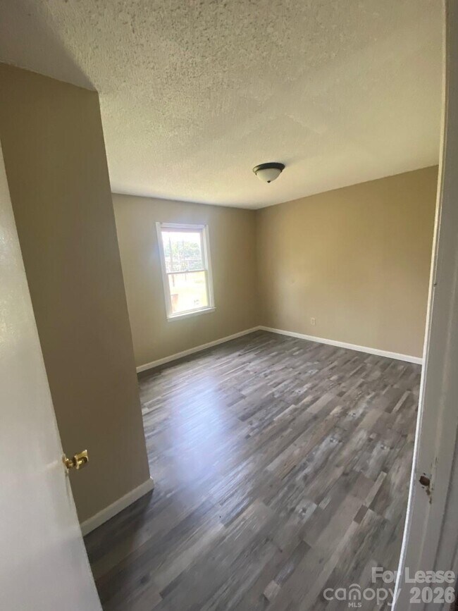 Building Photo - 1323 7th St