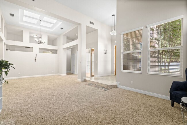 Building Photo - CLEAN 3 BEDROOM / 2 BATHROOM IN SEVEN OAK!...