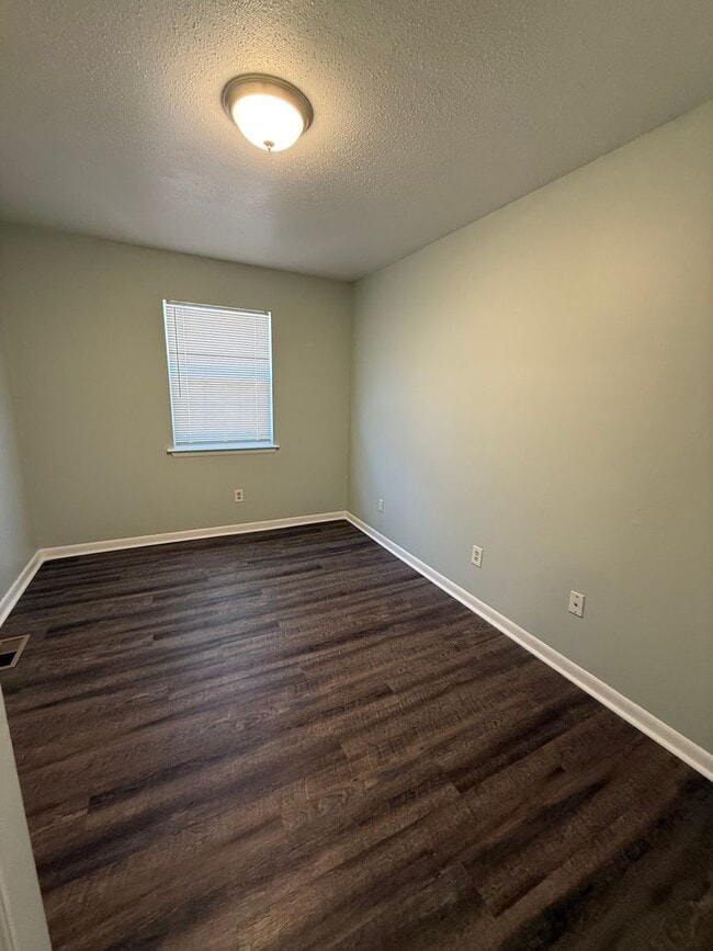 Building Photo - Cozy 2 bedroom Townhouse Close to Downton