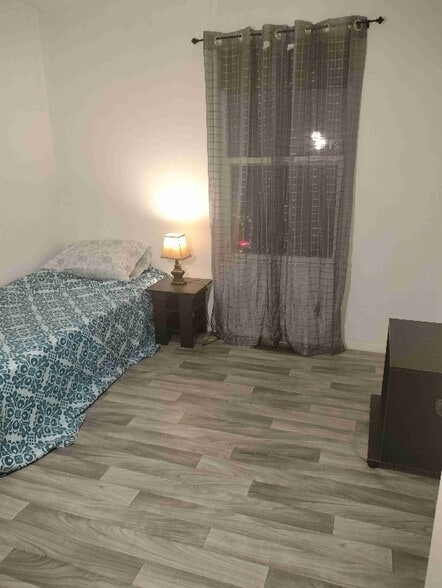 Building Photo - 448 Shorewood Dr NW