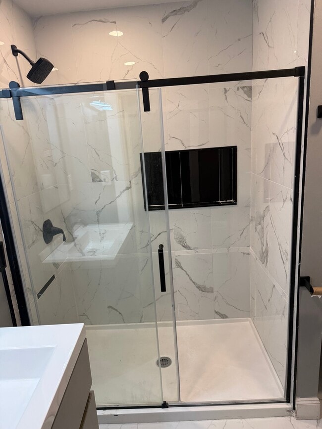 Building Photo - 423 Stanley St