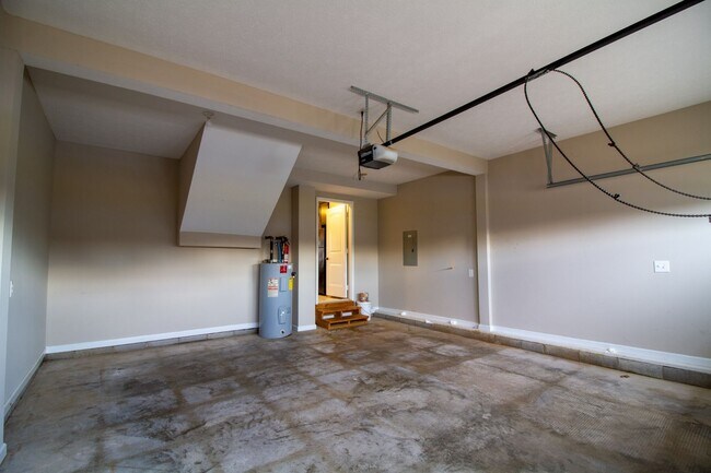 Building Photo - Fresh and Clean 3/2 with BONUS room and fenced yard.  Go.