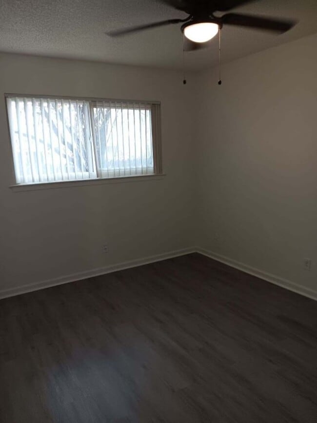 Building Photo - Updated Two bedroom, one bathroom close to shopping and schools!