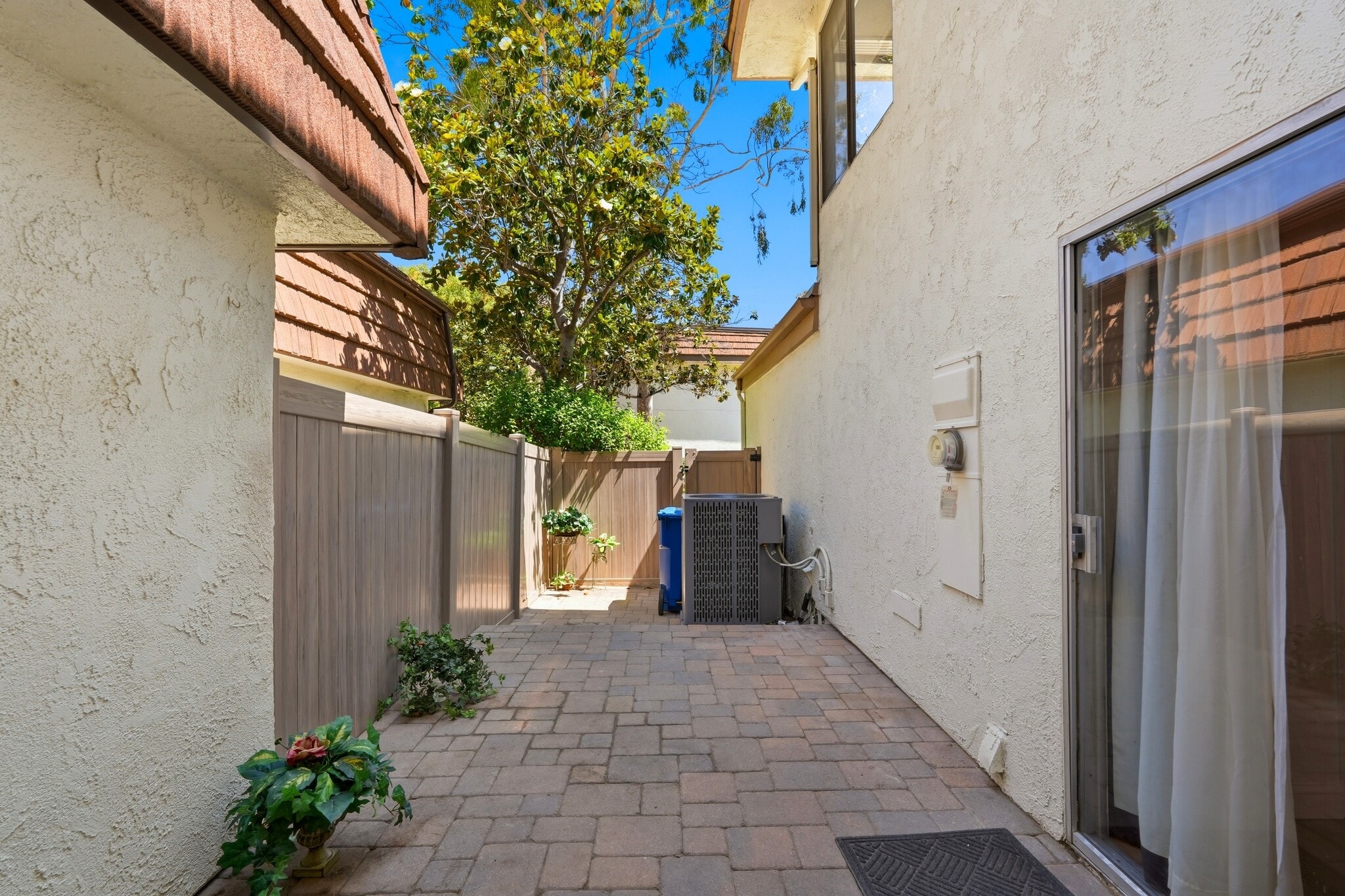 Building Photo - 10432 Larwin Ave