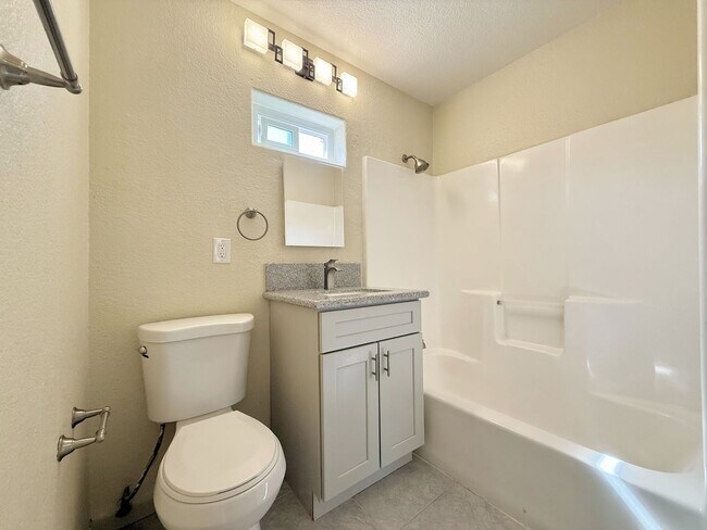 Building Photo - RECENTLY RENOVATED! 3 Bedroom 1 Bathroom Apartment in Indio, CA
