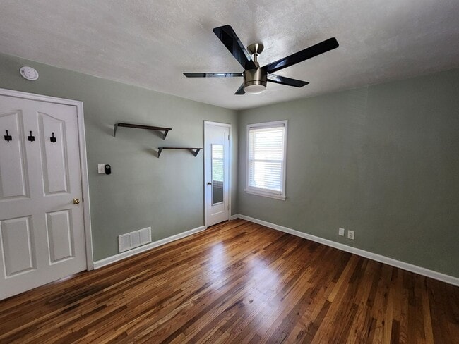 Building Photo - A Rental Home With MAD Curb Appeal!? YUP! 4 bd 2 bath Sugarhouse