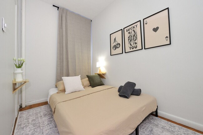 Building Photo - 388 W 38th St