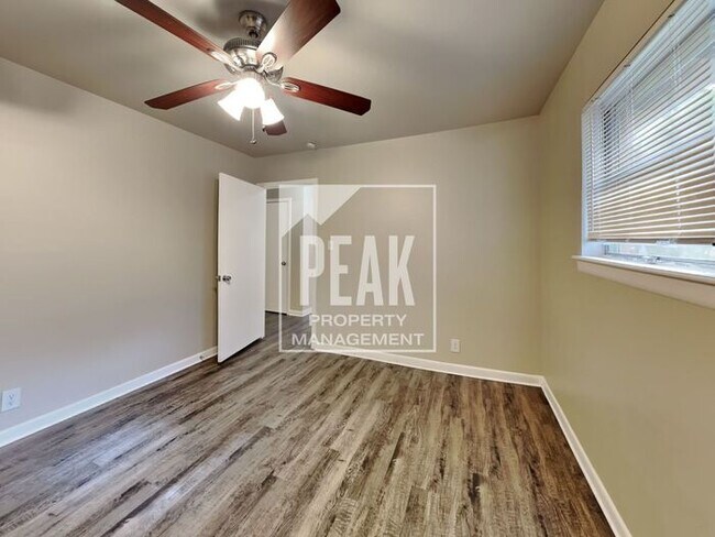 Building Photo - $1900 Charming 3/2 in Beautiful Wedgewood!