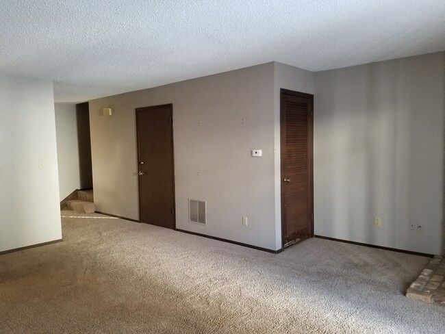 Building Photo - 2 Bed/1.5 Bath - Washer and Dryer in home!