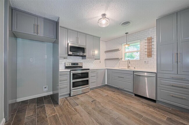 Building Photo - 9011 Bintliff Dr