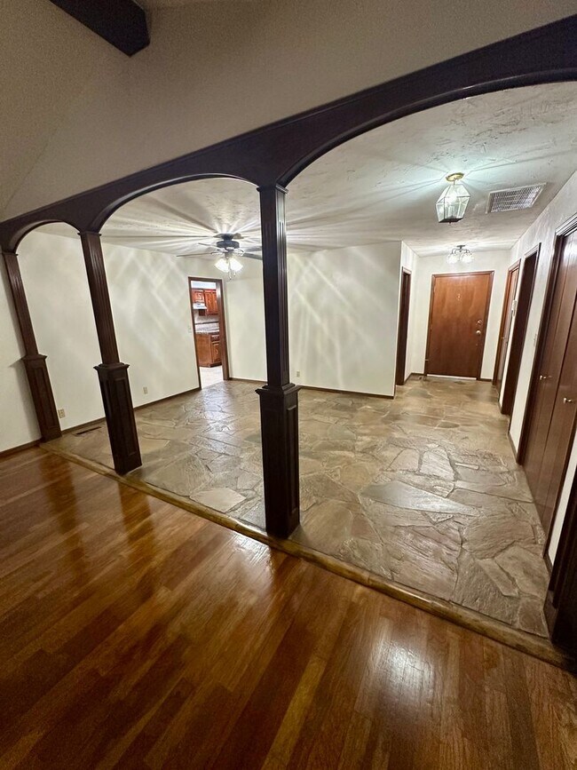 Building Photo - Immaculate major remodeled executive home ...