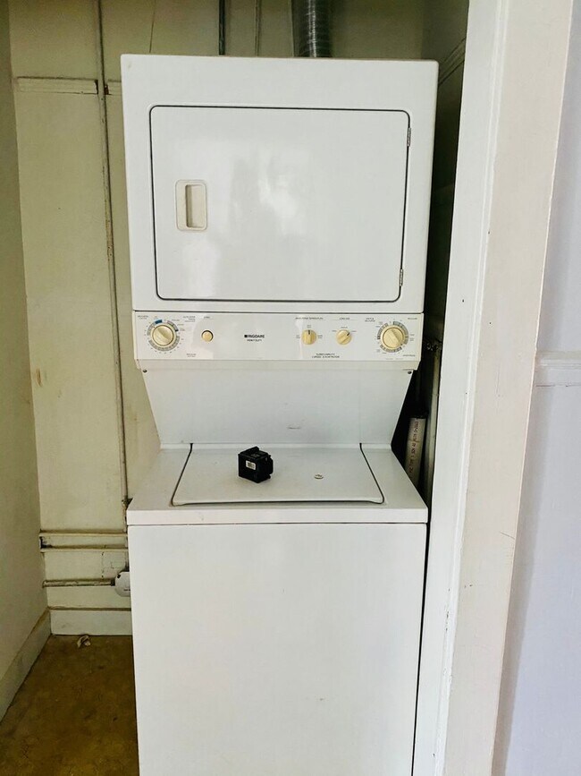 Building Photo - 119 N Robinson St