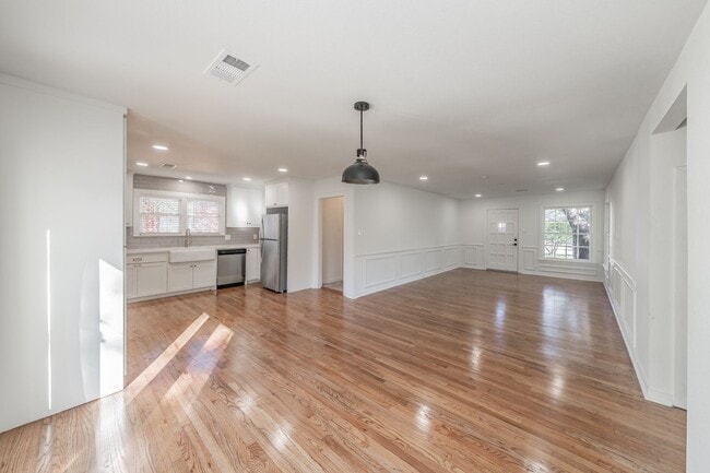 Building Photo - CHARMING HOME Close to TCU Campus!