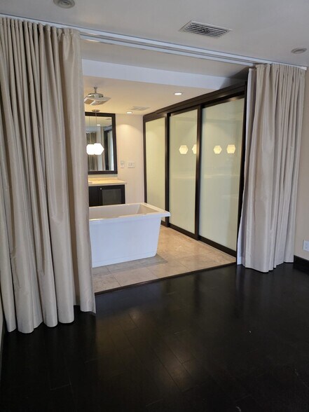 Custom Closets Bedroom 2 - 800 W 1st St