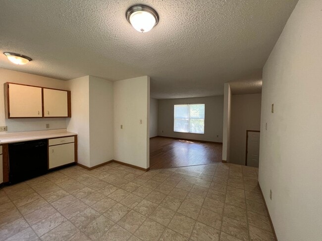 Building Photo - 4 Bed/1.5 bath Home in Pacific School Dist...
