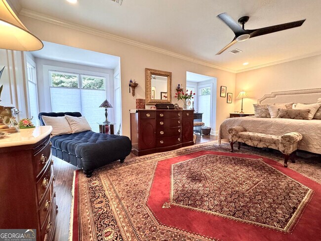 Building Photo - 17 Willow Glen NE