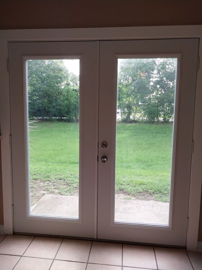 Building Photo - Cute townhome with 3 bd / 2.5 Bath