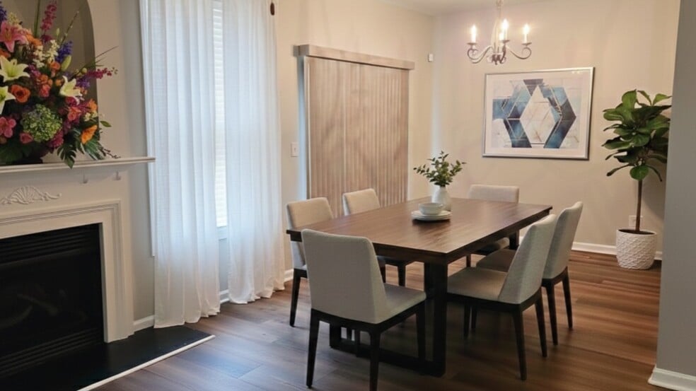 Staged dining room - 897 Ivydale Ln
