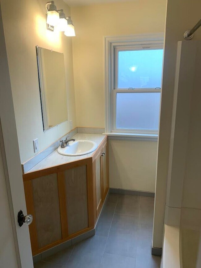 Building Photo - Impecable Remodel of Historic Eastmoreland Gem