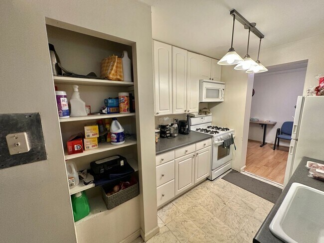 Building Photo - SAVE ALMOST $200 SPECIAL* Sail into this 2BR 1BA at the Mayflower Condominiums in Alexandria incl...