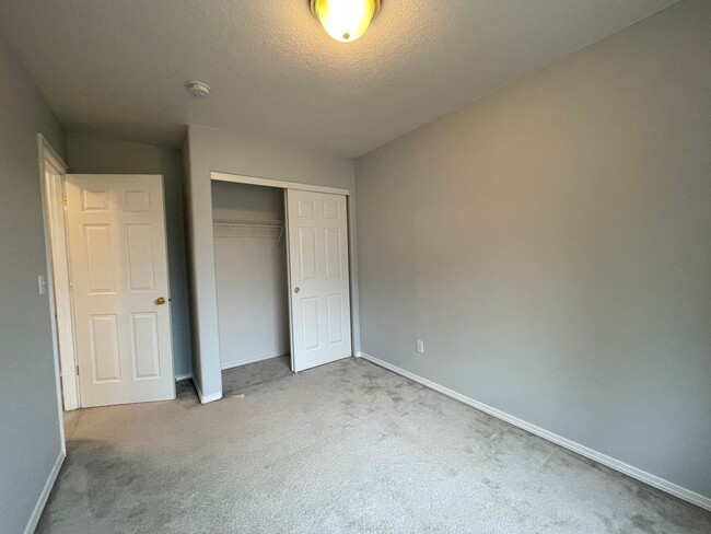 Building Photo - Charming 3 Bd, 2.5 Ba Pet-Friendly Home in Hillsboro ~ Washer & Dryer Included, Single-Car Garage...